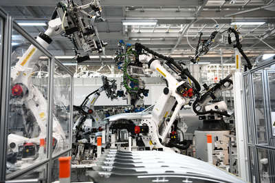 探秘小米汽車工廠 超過700臺工業機器人如何鑄就SU7的誕生奇跡